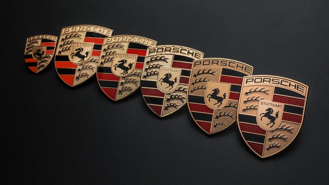 Una foto de seis insignias diferentes de Porsche. 